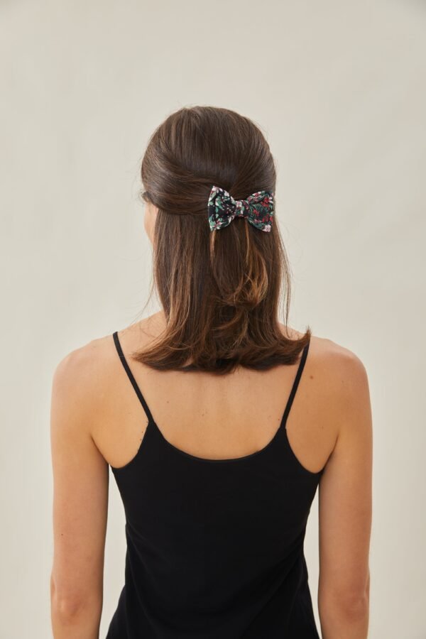 Bow Clip in Wild - Image 4